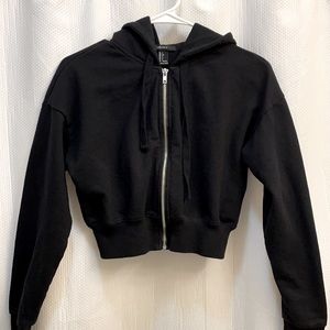 Very cute black crop top sweater with hoodie and zipper no pockets